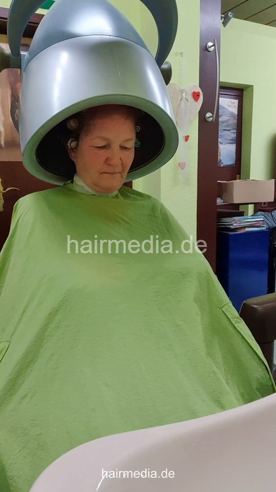 6230 BirgitG mature lady wetset metal rollers vertical video