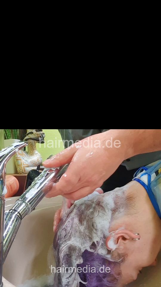2305 Charlene 2nd session 1 forward shampooing by barber multicaped - vertical video