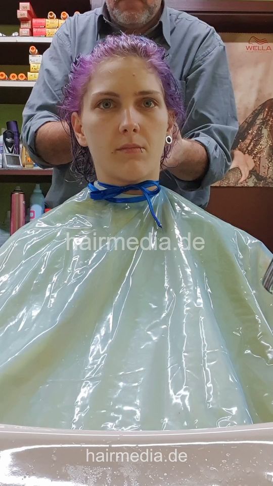 2305 Charlene 2nd session 1 forward shampooing by barber multicaped - vertical video