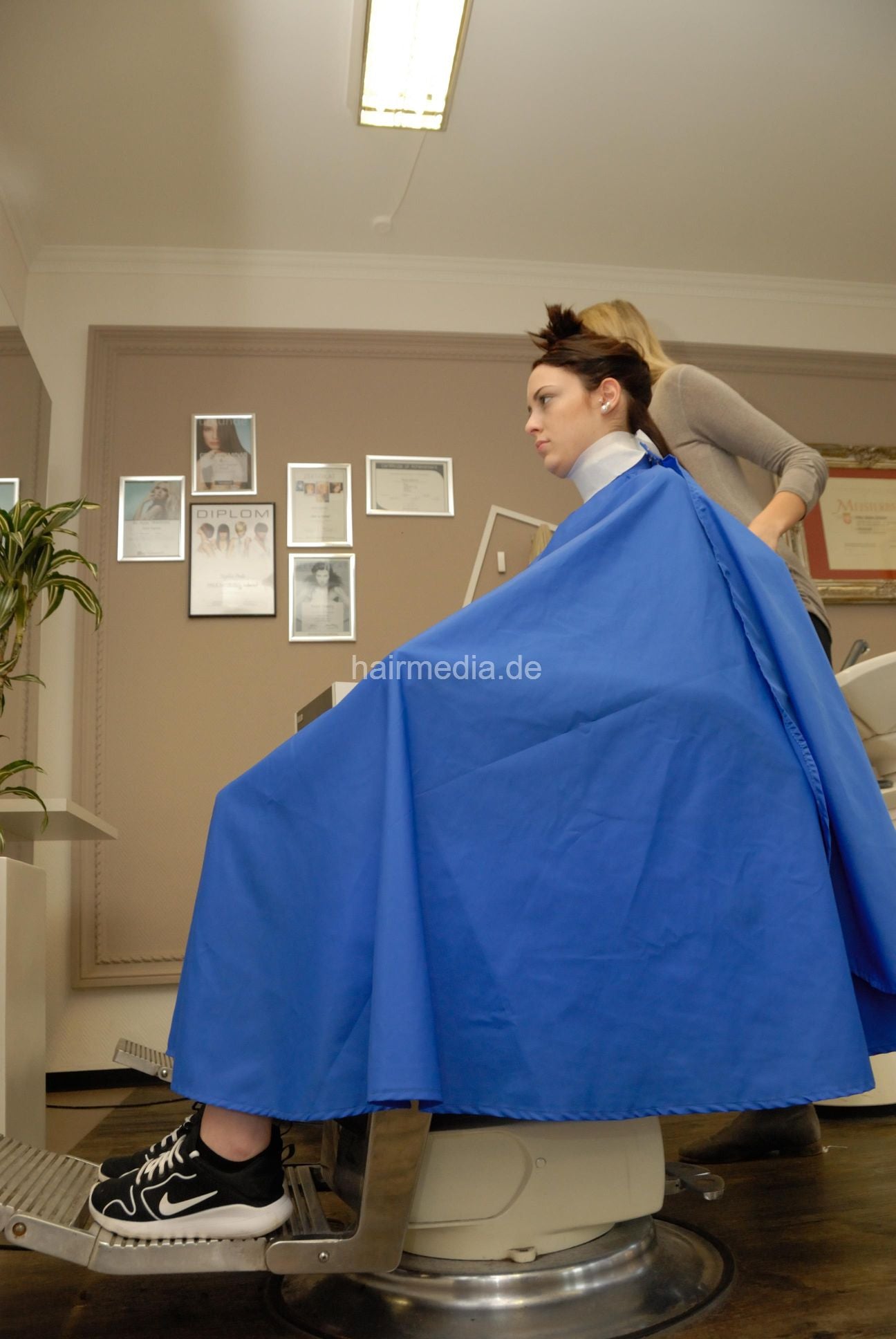 847 SaraG by LeonieS caping and drycut barbershop electric chair pictures