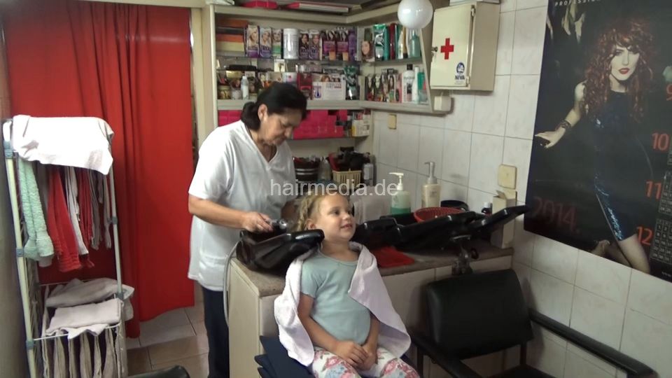 6229 DinaP kid shampoo, haircut, blowdry mom controlled