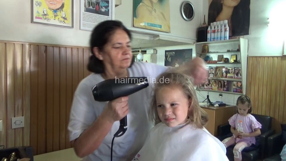 6229 DinaP kid shampoo, haircut, blowdry mom controlled