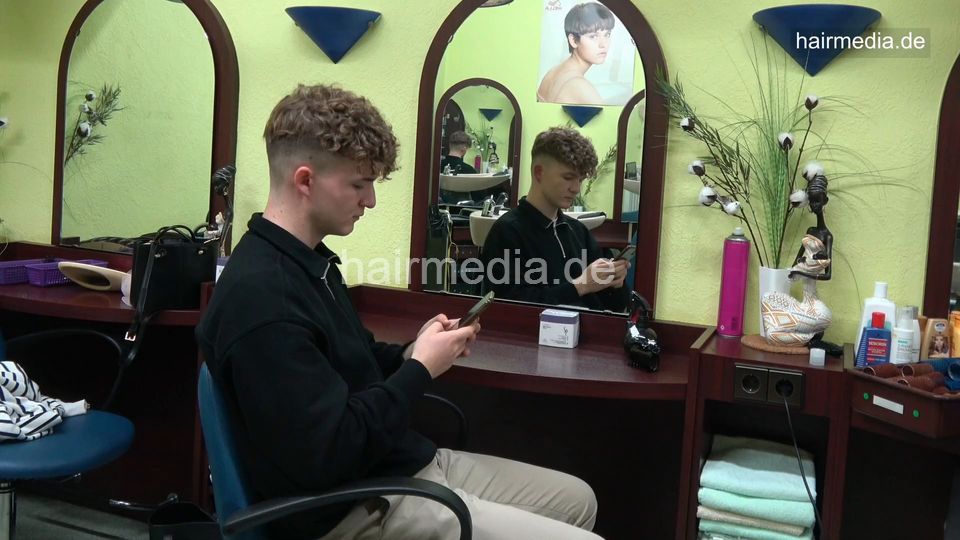 2029 Fabian 0 waiting for salonbarber