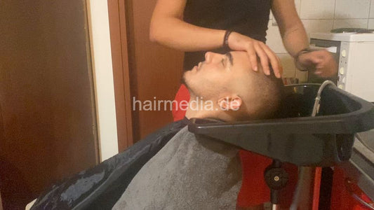 2032 Nikos Barber Chris 3 mtm backward shampooing after haircut mobile sink