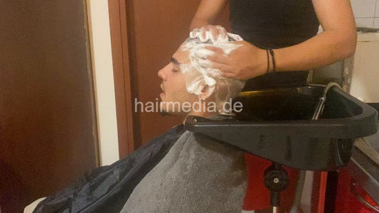 2032 Nikos Barber Chris 3 mtm backward shampooing after haircut mobile sink