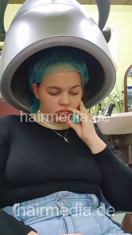 Jamilla teen barberette student second day backward wash and wetset by barber - frontcam