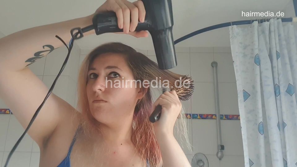 1076 Juli_98 home forward self shampooing over bathtub and blow out