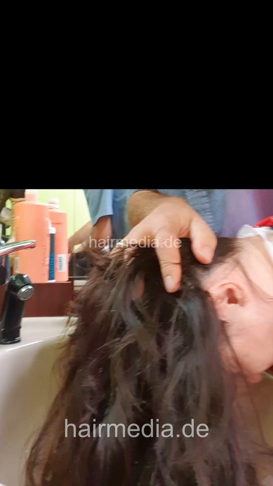 JuliaSchm 1 forward shampoo mature lady by barber - facecam