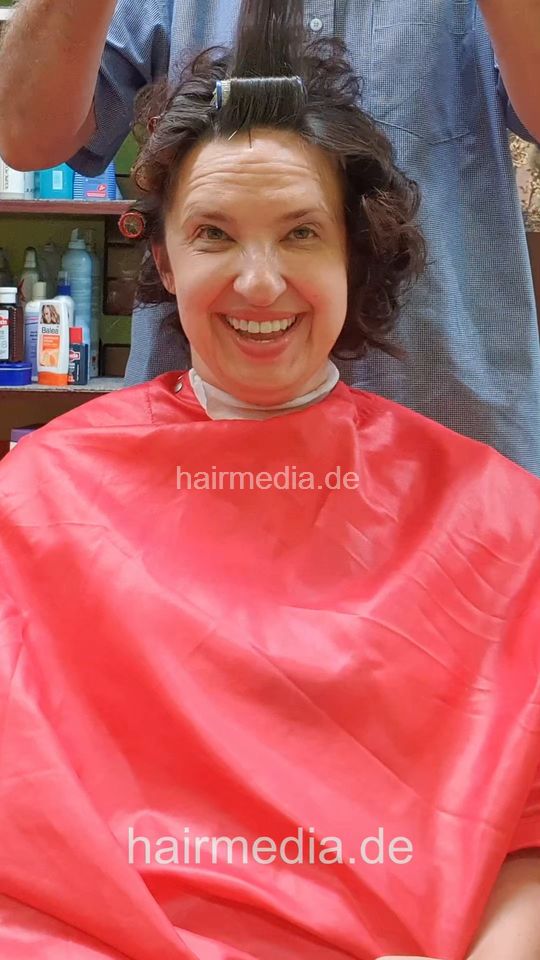JuliaSchm 2 wetset mature lady by barber, metalrollers, hairnet - facecam