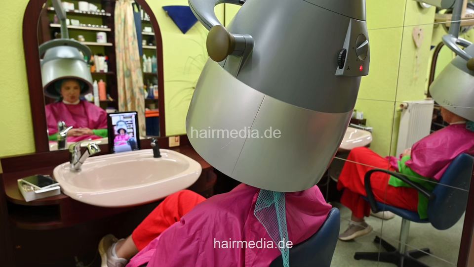 JuliaSchm backward sesson 2 wetset mature lady by barber, metalrollers, hairnet