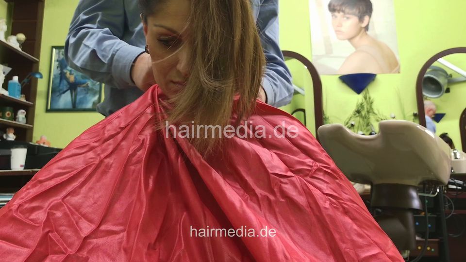 2306 AlexaK by salonbarber 2 shampooing thick hair in tie closure shampoocape - facecam