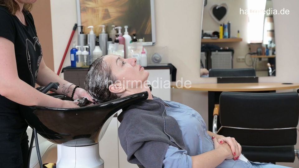 7203 elder Lady 1 shampoo