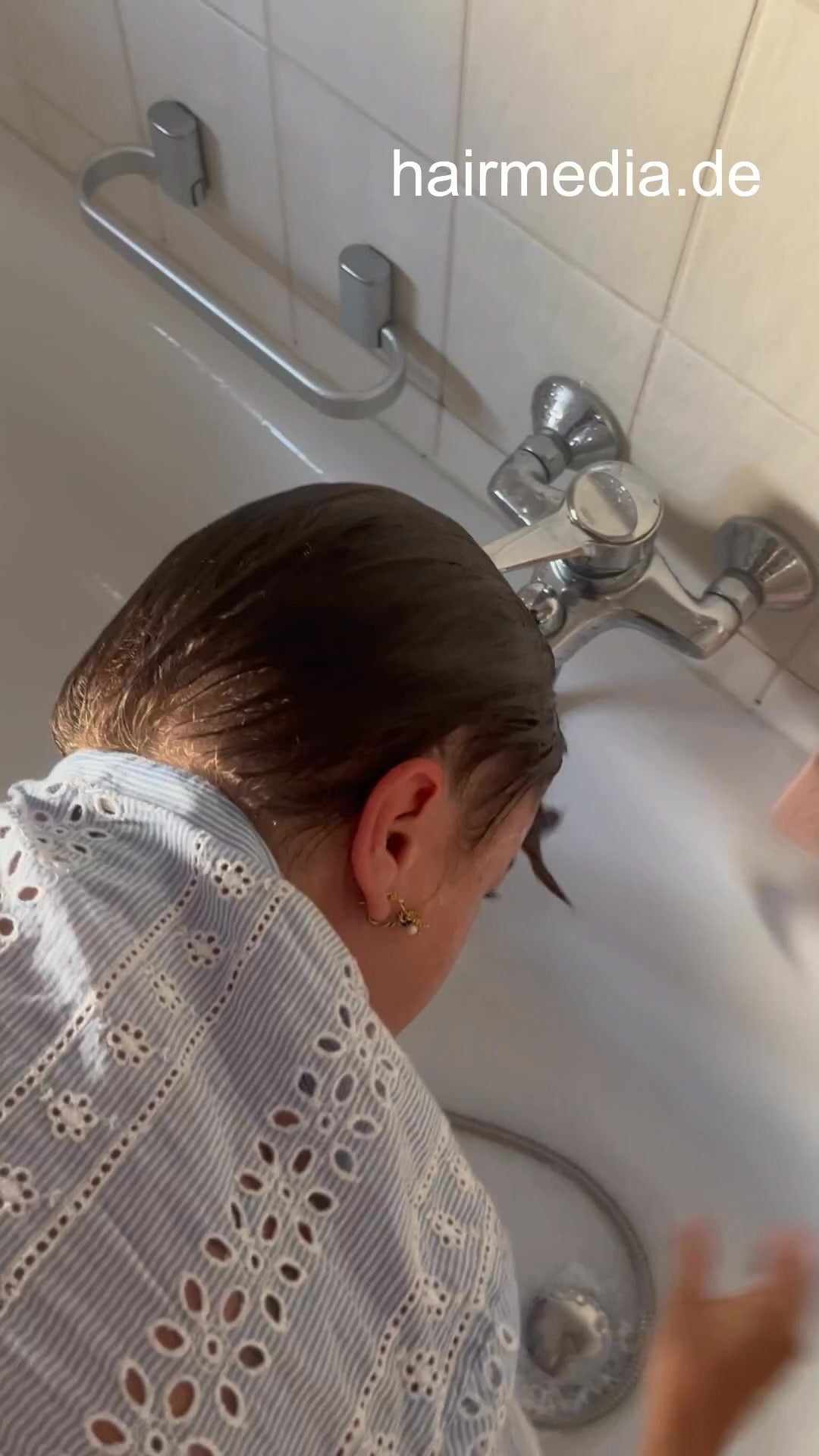 1076 JackieS 2 self shampooing at home over bath tub and blow
