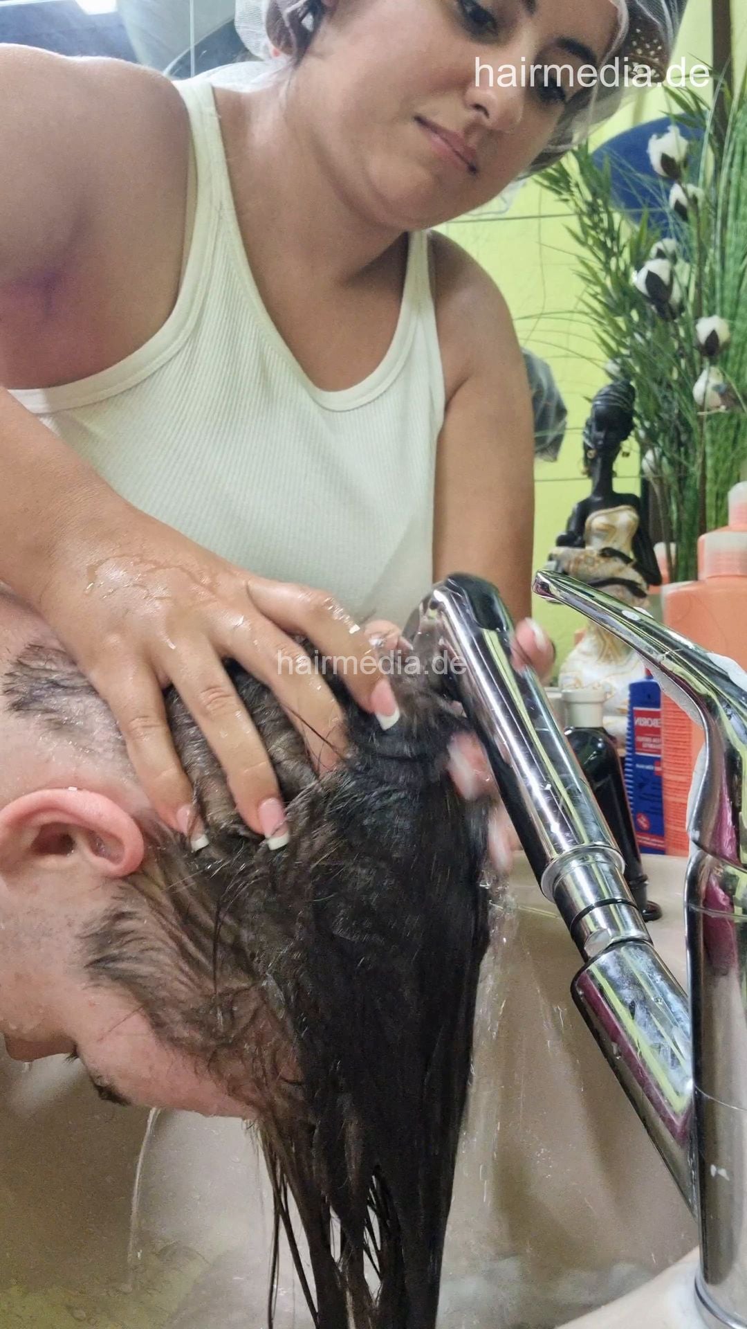 1227 Lars by LuisaB 2 forward shampooing hairwash by barberette in rollers - vertical video