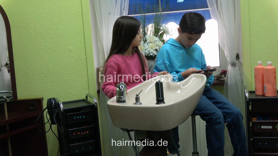 2308 Daugher Lia 1 young girl constultation by barber, mom controlled
