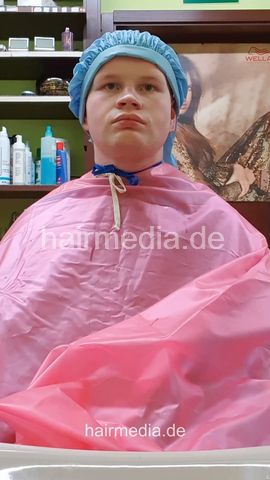 Mathias controlled by Nico mulitcaping, backward shampooing, buzz, perm cap, dryer - frontcam