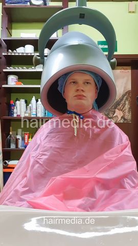 Mathias controlled by Nico mulitcaping, backward shampooing, buzz, perm cap, dryer - frontcam