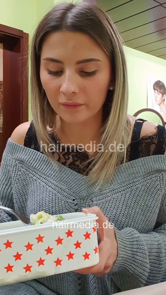 6223 MichelleH 1 wait and food suppy in hairsalon