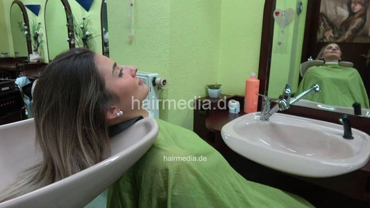 6223 MichelleH 2 backward ASMR shampooing by barber