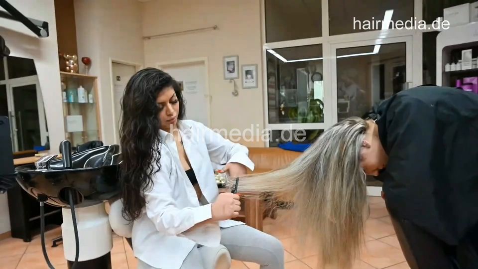 542 Dragica and Nasrin 4 cutting drycut Dragica forward kneeling