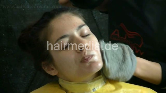 1213 07417 Alessia by Melody Barberette face and hair shampooing yellowcape washcloth