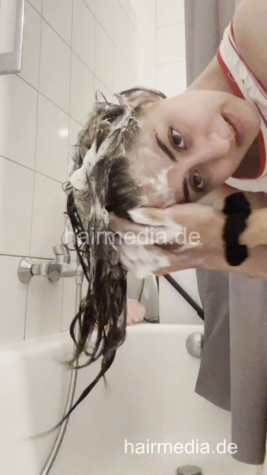 1076 TatjanaFr self shampooing at home over bath tub and styling 230907