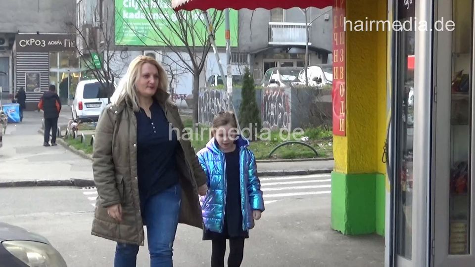 6217 Mother SnezanaD and teen daughter: Daughter DunjaD shampoo by barber and cut and wetset