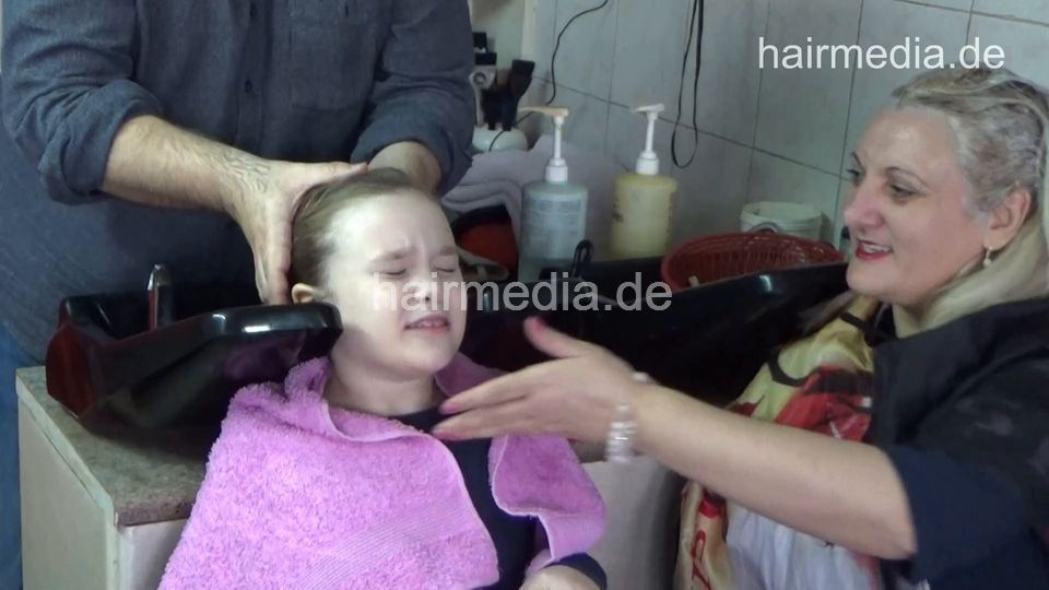 6217 Mother SnezanaD and teen daughter: Daughter DunjaD shampoo by barber and cut and wetset