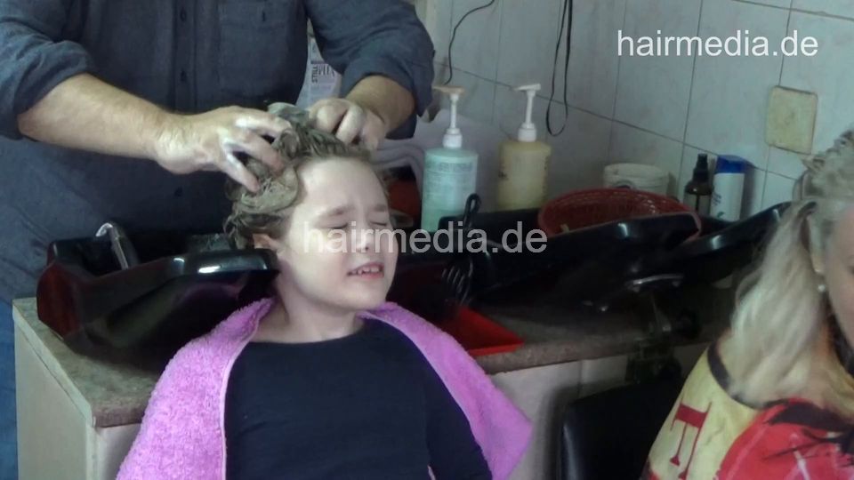 6217 Mother SnezanaD and teen daughter: Daughter DunjaD shampoo by barber and cut and wetset