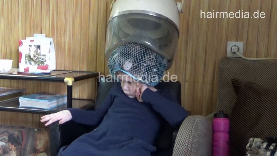 6217 Mother SnezanaD and teen daughter: Daughter DunjaD shampoo by barber and cut and wetset