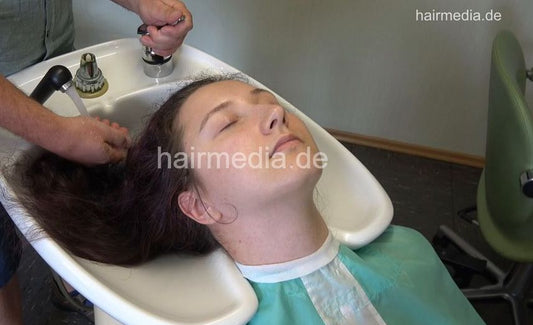 1238 Tetjana 3 hair shampoo, backward in green cape