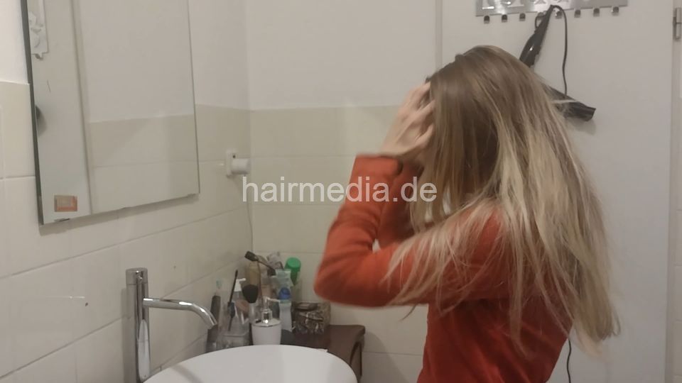 1178 HelenaE introduction, self brush hairwash forward bend over bath tub and blow out