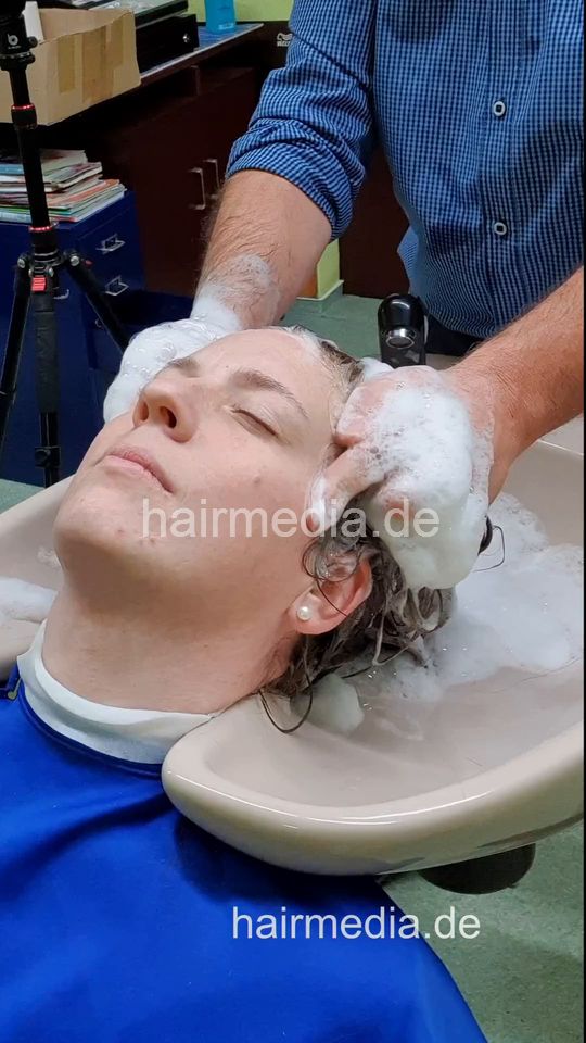 1243 XeniaM 2 shampooing by barber - vertical video
