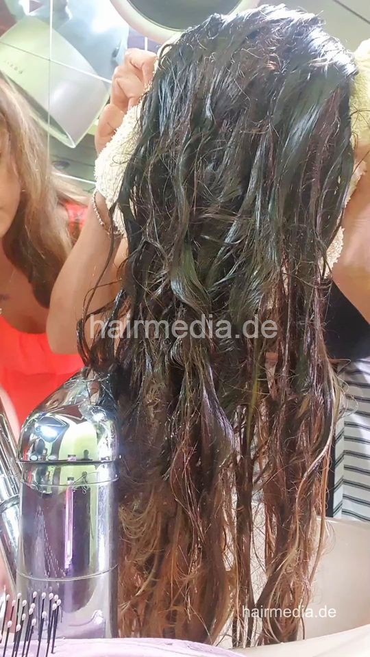 543 Zoya by Leyla second run forward shampooing and blow out forward - vertical video