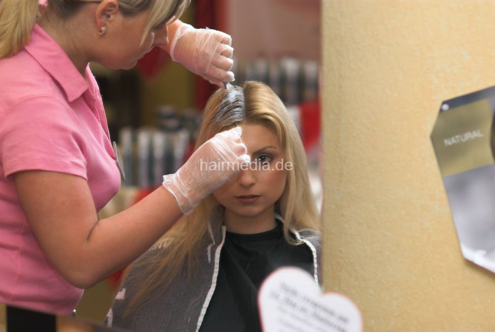 barberette student AnnaG bleaching session in Bamberg hair salon 103 pictures for download