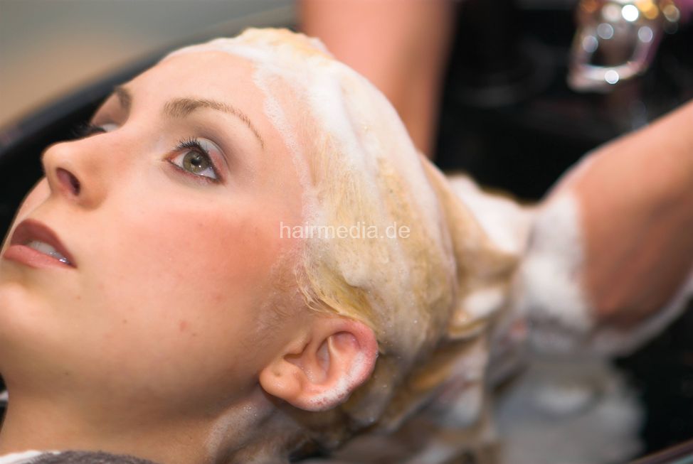 barberette student AnnaG bleaching session in Bamberg hair salon 103 pictures for download