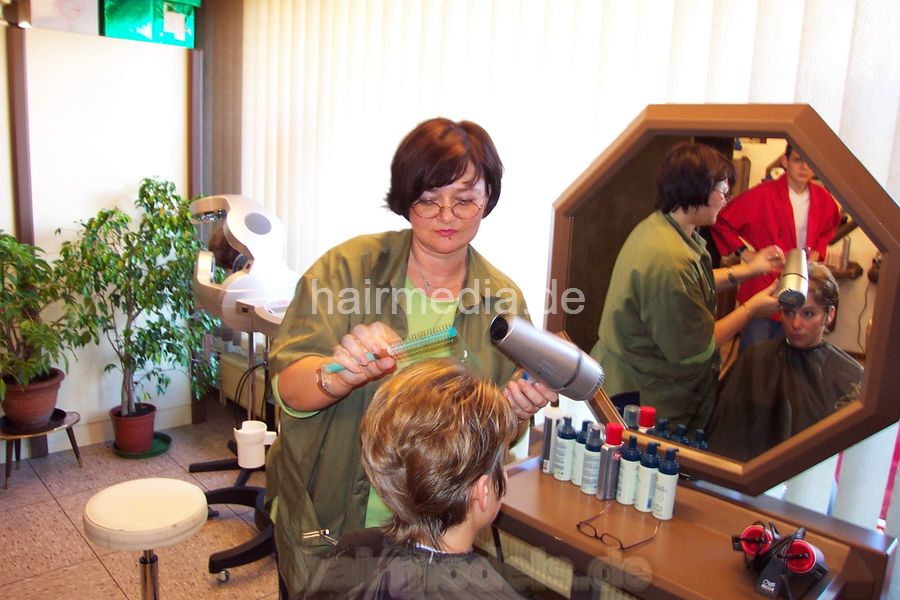 h026 hobbybarberette Carola salon 2 blowdry, controlled by studentbarber