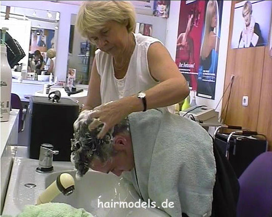 Erfurt salon young man forward shampooing by barberette