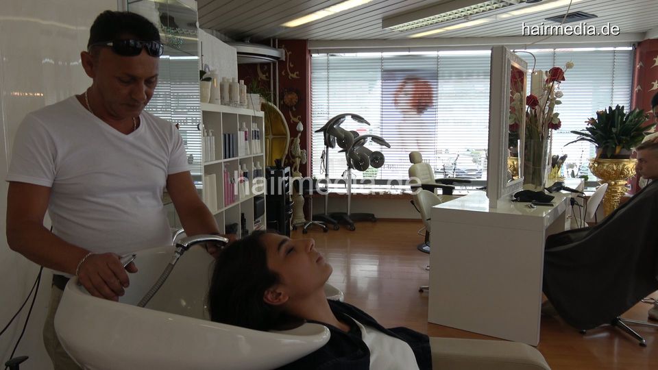 8158 Kübra 1 backward wash by barber