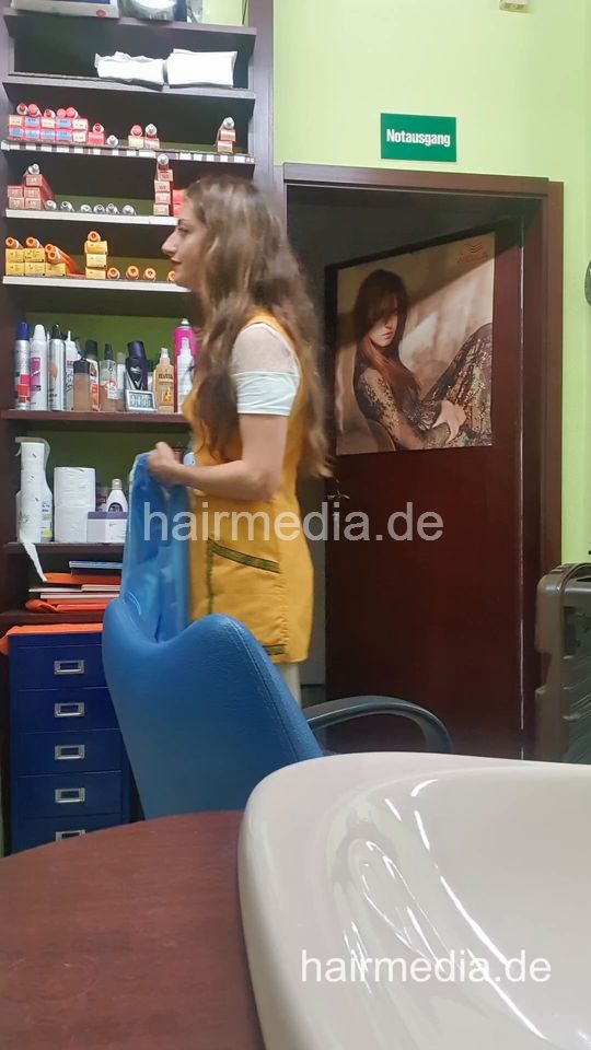 1237 Leyla in apron shampooing and scalp massage Alpecin client - vertical video