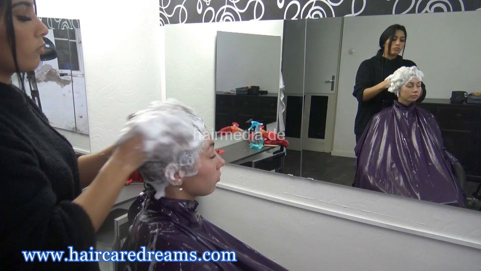2206 Sari shampoo day at Melody Salon - upright shampoo