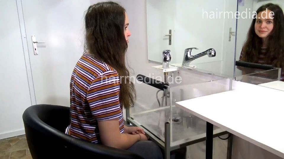 1213 transparent sink forward shampooing by Melody in red shirt