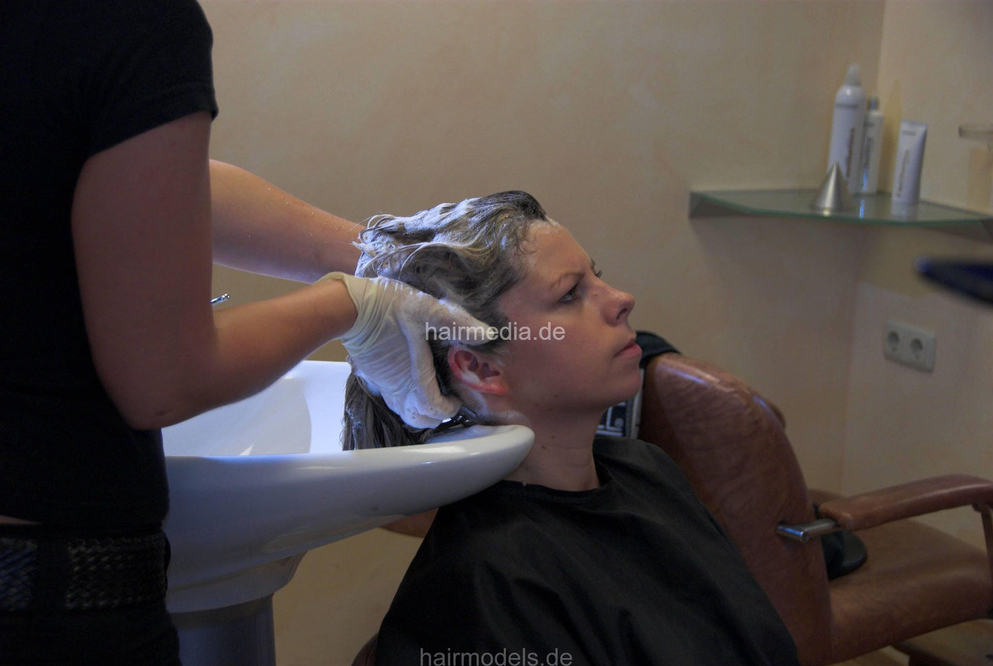 460 Petra 2 shampooing by barberette in gloves