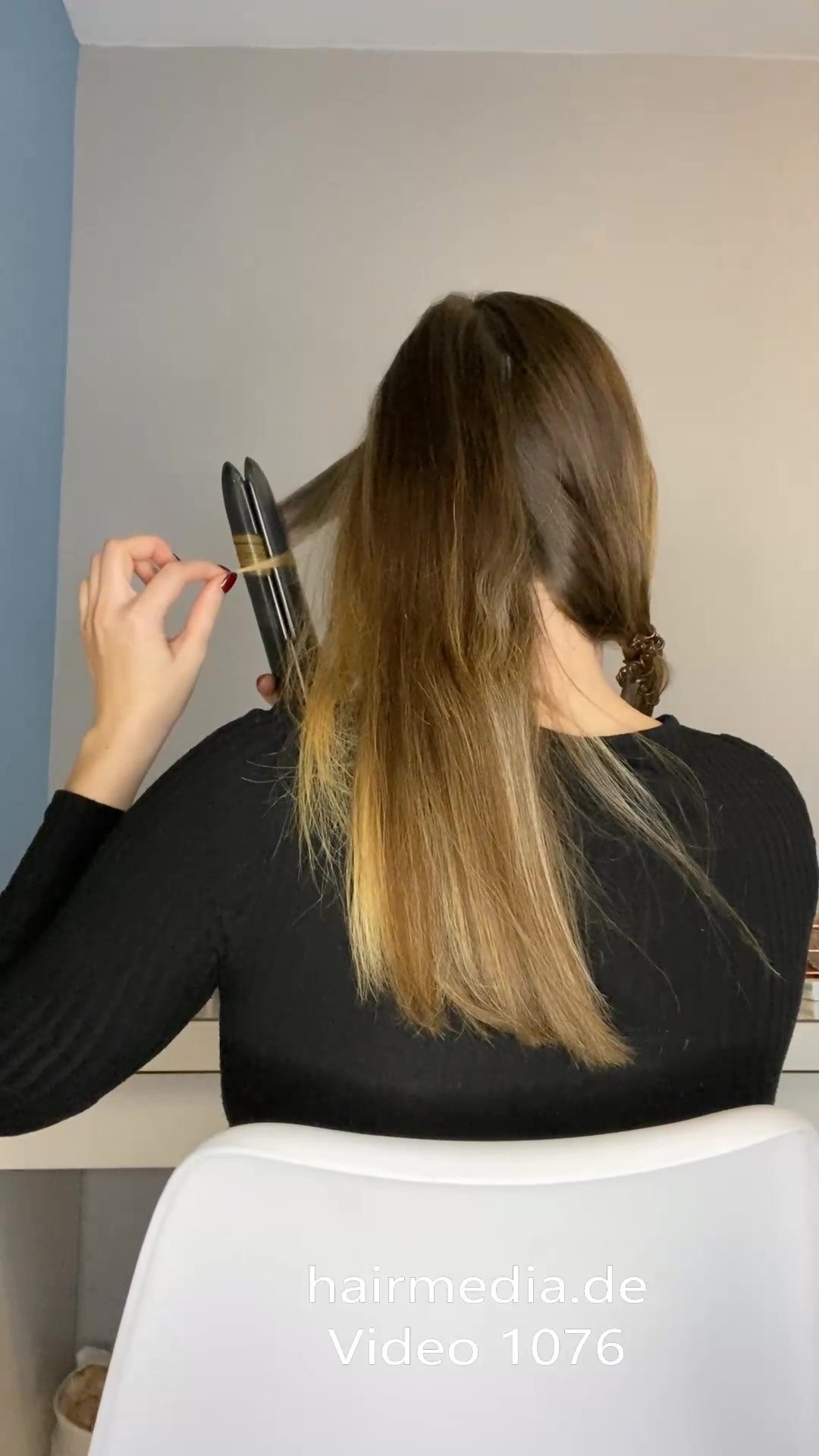 1076 MirjamK self brushing and curling blonde long hair