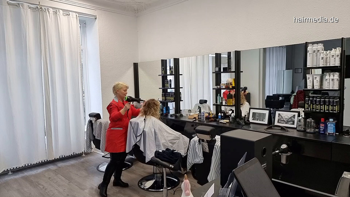 1152 curvy TineZ by barber backward shampooing blow out part by Lady Susan in barberchair