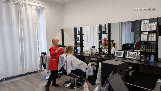 1152 curvy TineZ by barber backward shampooing blow out part by Lady Susan in barberchair