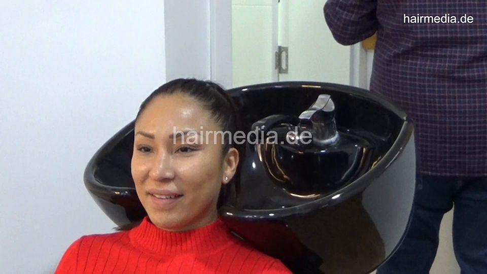 1155 Neda Salon 20211108 chewing Daisy by barber backward salon shampoo hair and facewash