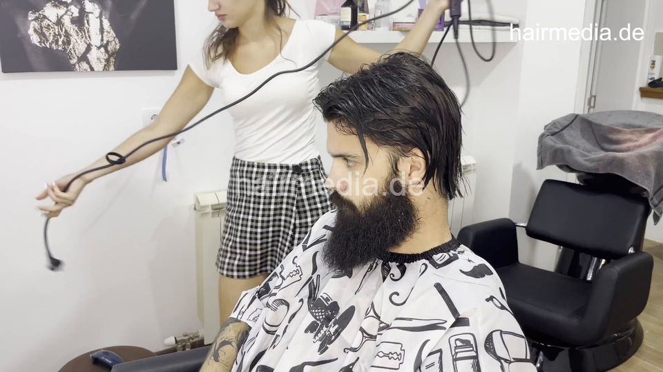 1155 Neda Salon 20220715 long haired male customer