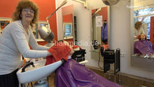 Load image into Gallery viewer, 1182 21_11_07 HannaM 1 genuine perm backward wash salon shampooing in pink PVC cape
