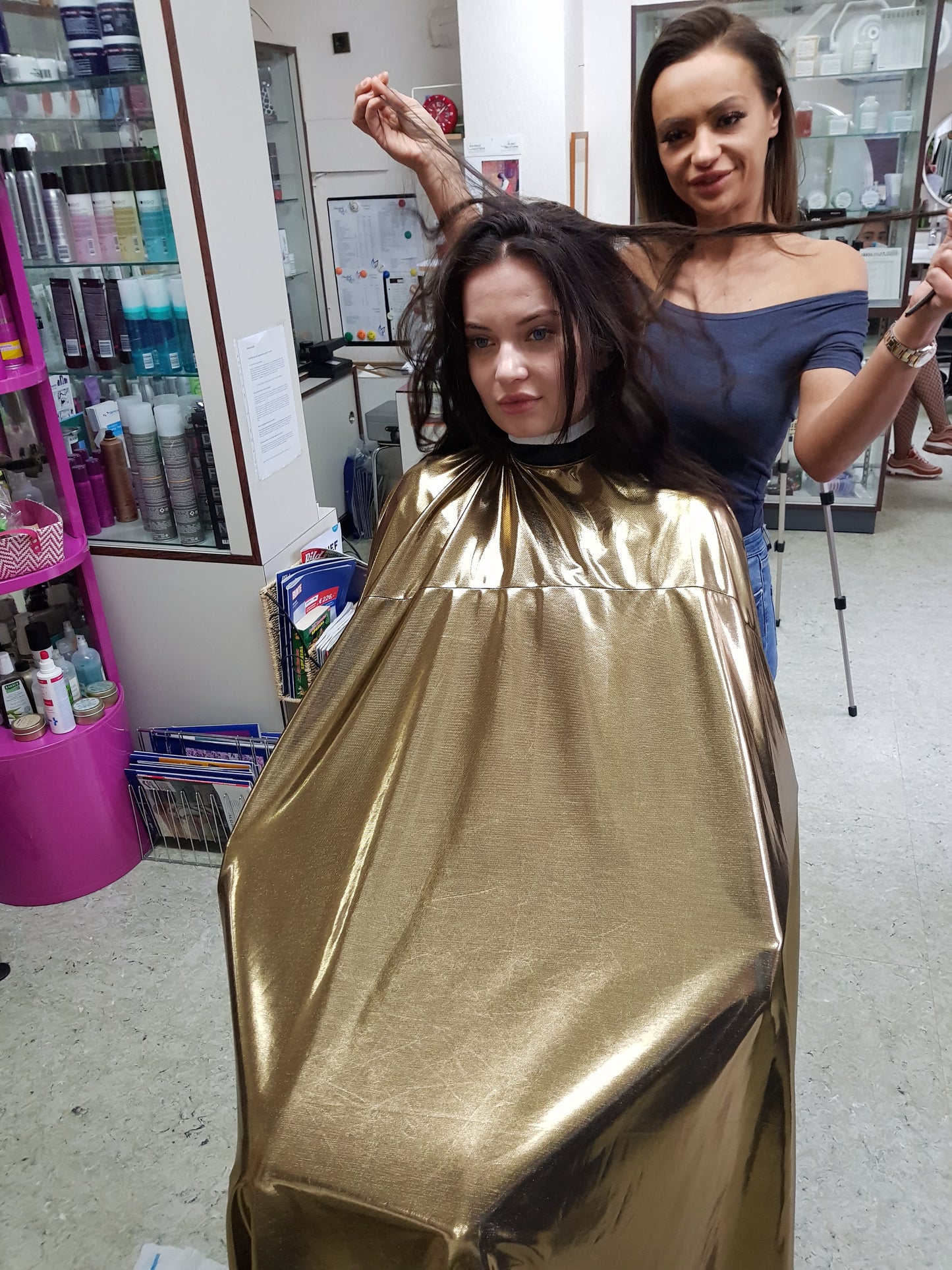 1045 Sneschana caping in vintage frankfurt barber salon
